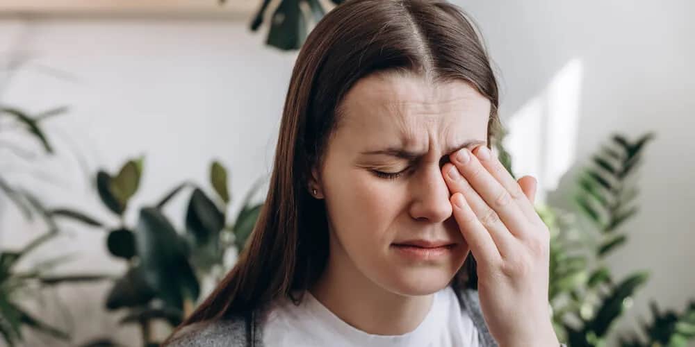 Ból gałek ocznych przyczyna: poznaj niebezpieczne objawy i skutki