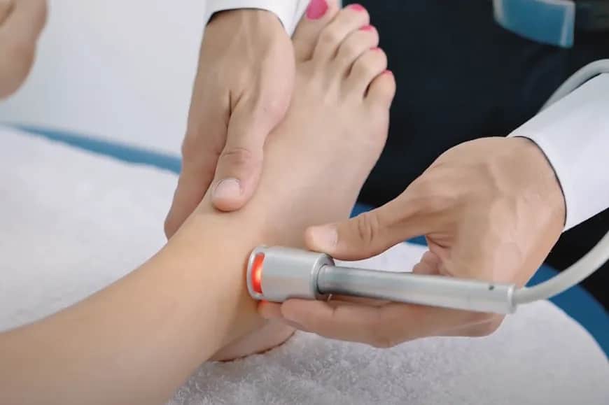 Rehabilitacja laserem na czym polega i jak może przyspieszyć leczenie