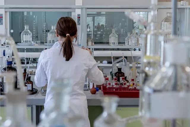 Jak wygląda praca w laboratorium medycznym? Obowiązki i wymagania